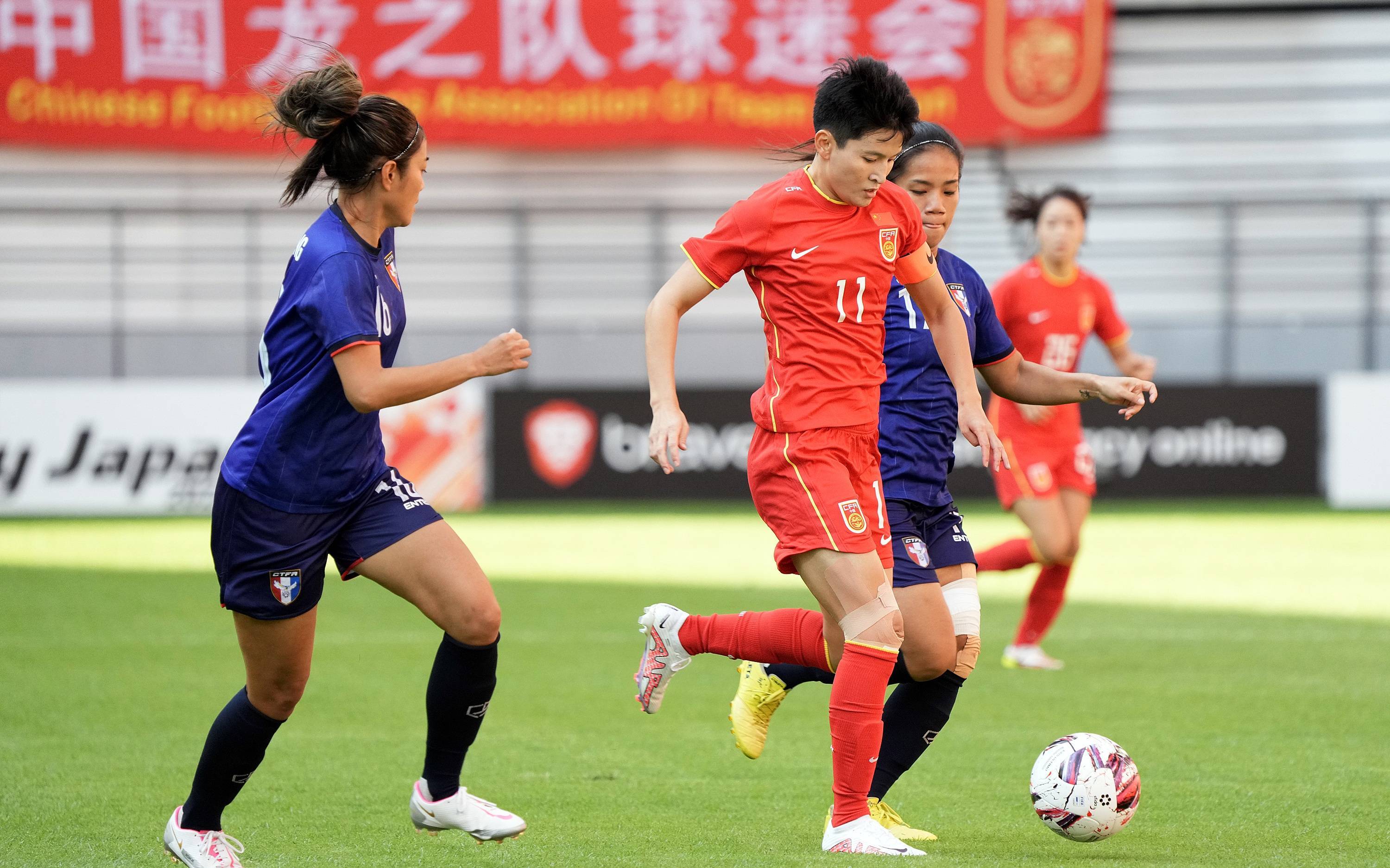 中国女足表现稳健，赢得国内外赞誉