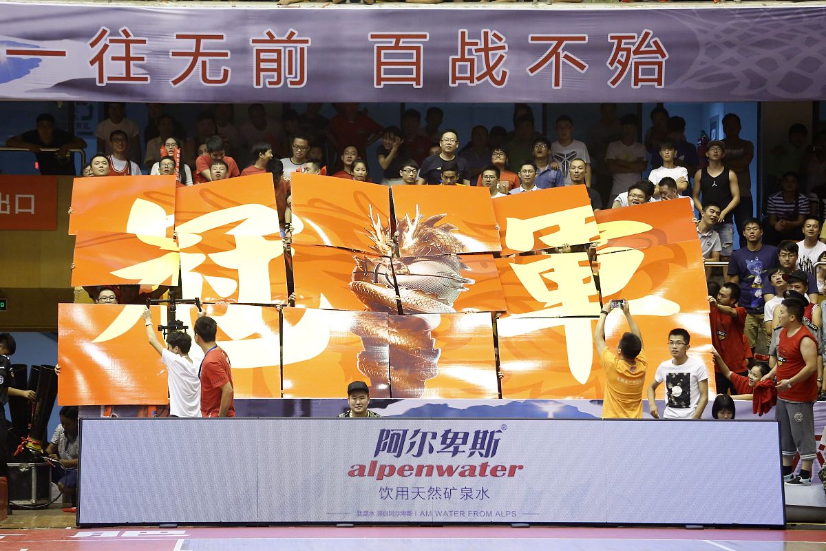 包含冲击季后赛名额，球队不断迎战挑战的词条