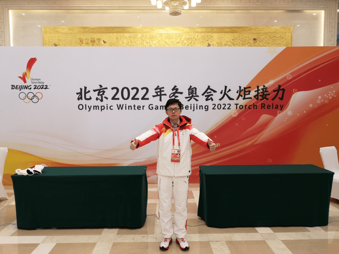 战胜强手夺冠，步履坚定的运动员